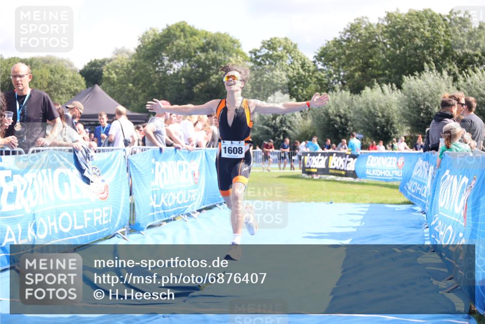 25.08.2024 - Elbe Triathlon Hamburg H.Heesch http://msf.ph/oto/6876407 25.08.2024 12:07:00 Ziel 1608 meine-sportfotos.de