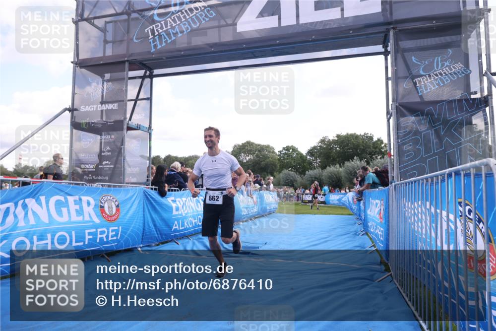 25.08.2024 - Elbe Triathlon Hamburg H.Heesch http://msf.ph/oto/6876410 25.08.2024 11:17:26 Ziel 434, 647, 662 meine-sportfotos.de