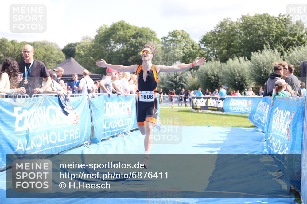 25.08.2024 - Elbe Triathlon Hamburg H.Heesch http://msf.ph/oto/6876411 25.08.2024 12:07:00 Ziel 1608 meine-sportfotos.de