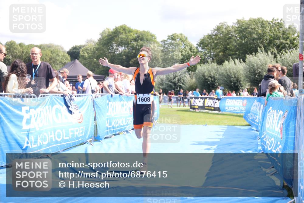 25.08.2024 - Elbe Triathlon Hamburg H.Heesch http://msf.ph/oto/6876415 25.08.2024 12:07:00 Ziel 1608 meine-sportfotos.de