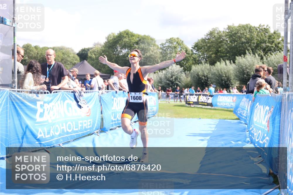 25.08.2024 - Elbe Triathlon Hamburg H.Heesch http://msf.ph/oto/6876420 25.08.2024 12:07:00 Ziel 1608 meine-sportfotos.de