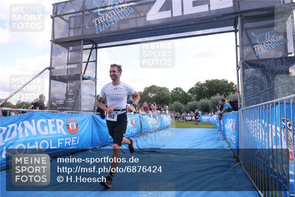 25.08.2024 - Elbe Triathlon Hamburg H.Heesch http://msf.ph/oto/6876424 25.08.2024 11:17:27 Ziel 319, 434, 662 meine-sportfotos.de