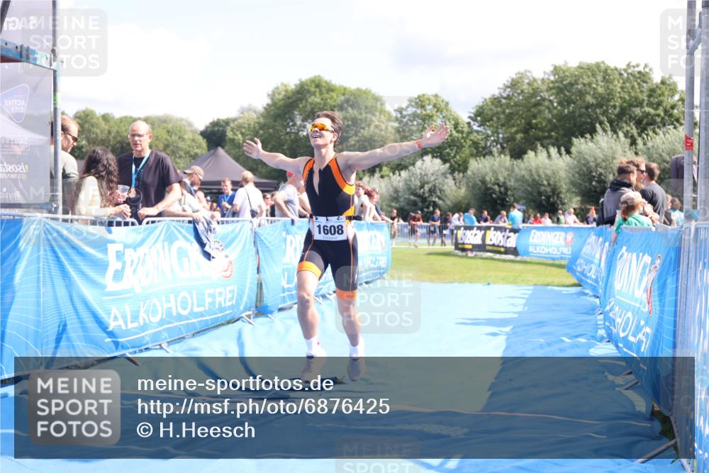 25.08.2024 - Elbe Triathlon Hamburg H.Heesch http://msf.ph/oto/6876425 25.08.2024 12:07:00 Ziel 1608 meine-sportfotos.de