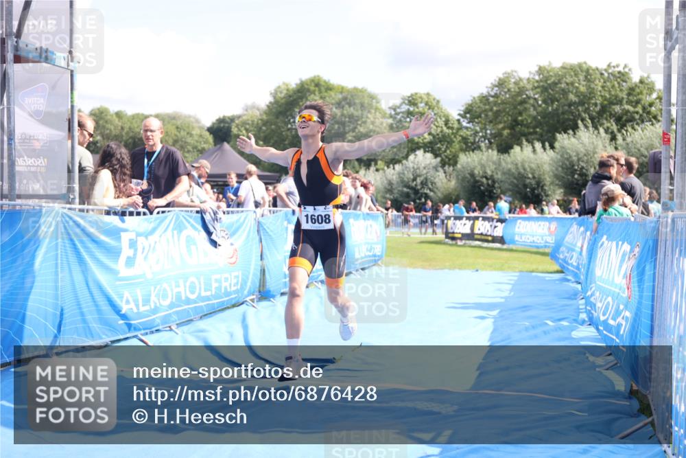 25.08.2024 - Elbe Triathlon Hamburg H.Heesch http://msf.ph/oto/6876428 25.08.2024 12:07:00 Ziel 1608 meine-sportfotos.de