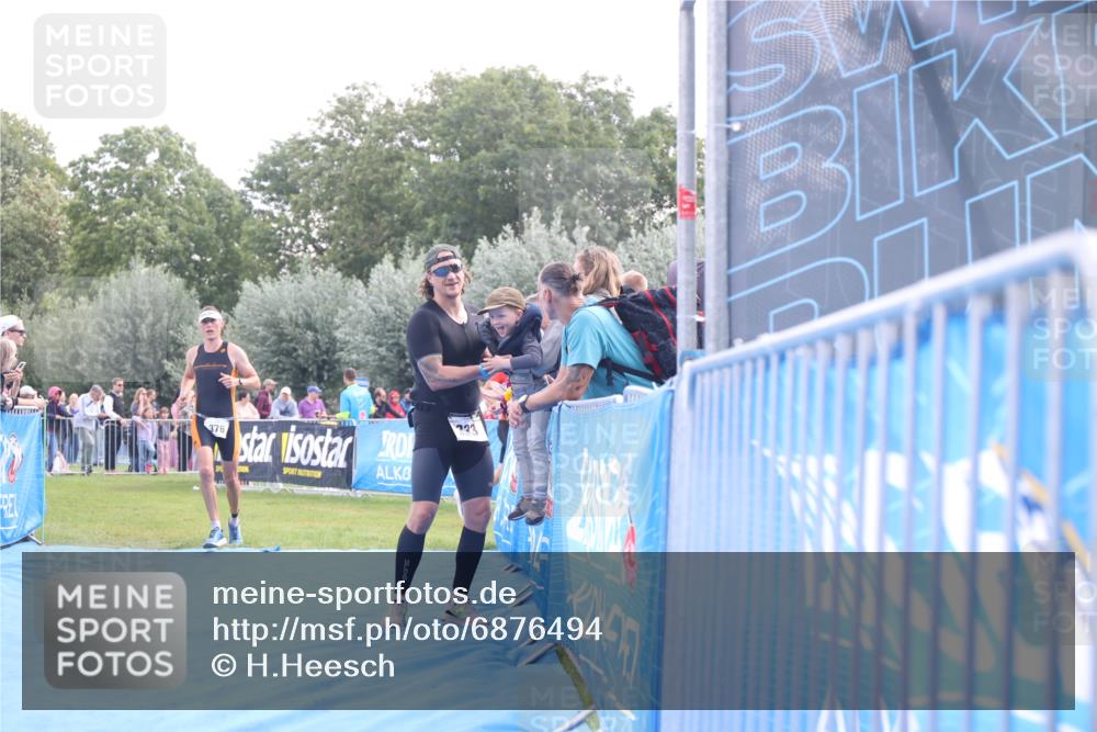 25.08.2024 - Elbe Triathlon Hamburg H.Heesch http://msf.ph/oto/6876494 25.08.2024 11:17:44 Ziel 221, 333, 376 meine-sportfotos.de