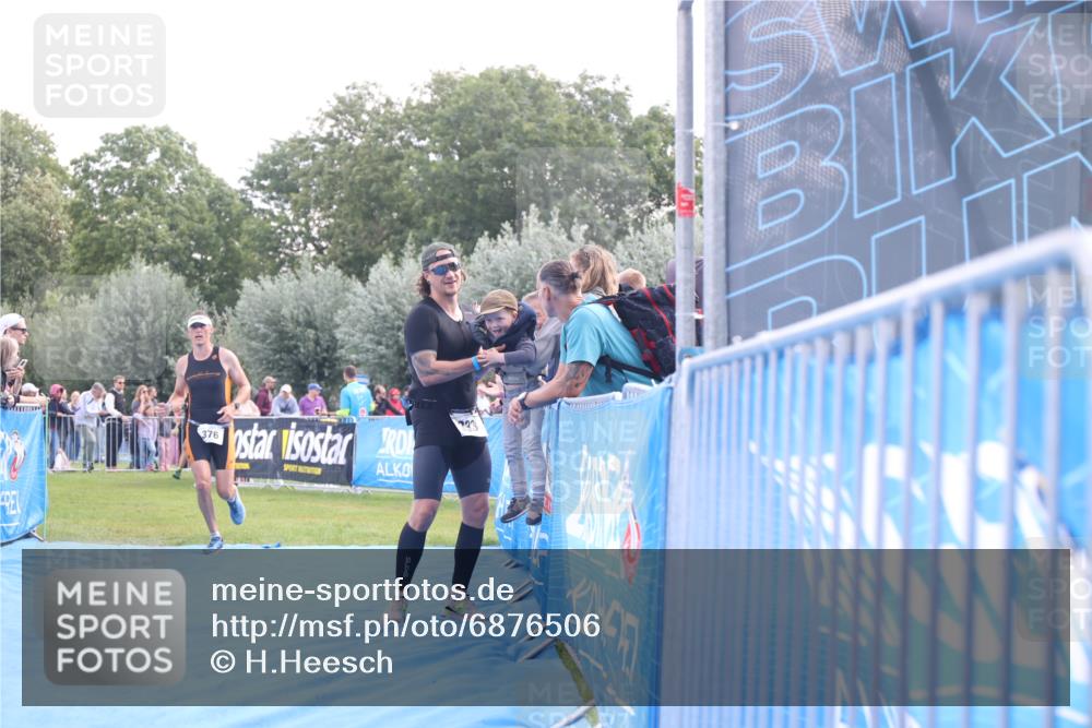 25.08.2024 - Elbe Triathlon Hamburg H.Heesch http://msf.ph/oto/6876506 25.08.2024 11:17:45 Ziel 221, 333, 376 meine-sportfotos.de