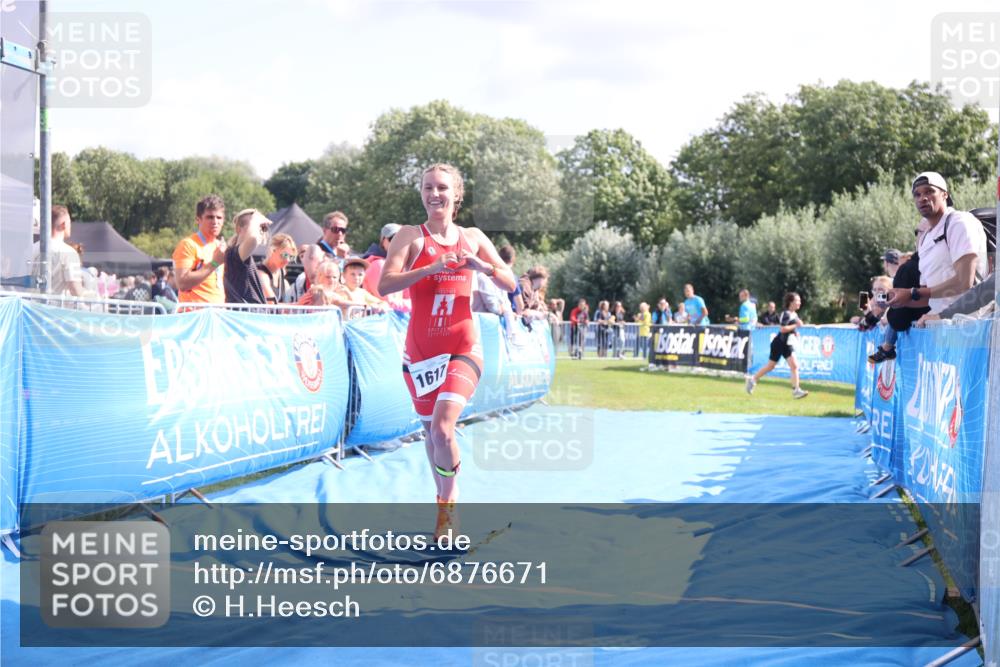 25.08.2024 - Elbe Triathlon Hamburg H.Heesch http://msf.ph/oto/6876671 25.08.2024 11:43:28 Ziel 1617 meine-sportfotos.de