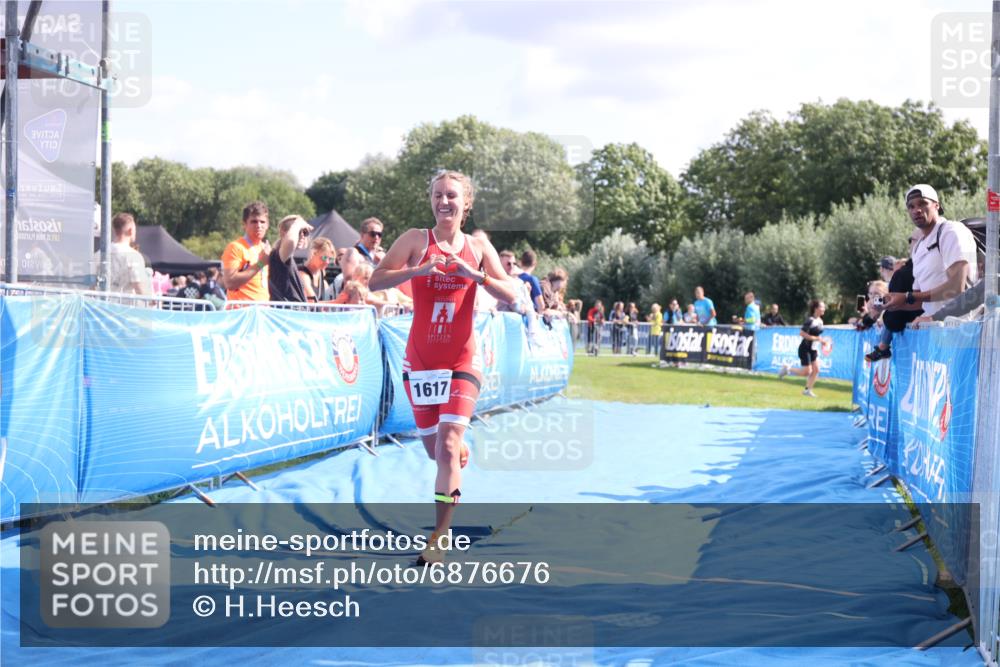 25.08.2024 - Elbe Triathlon Hamburg H.Heesch http://msf.ph/oto/6876676 25.08.2024 11:43:28 Ziel 1617 meine-sportfotos.de