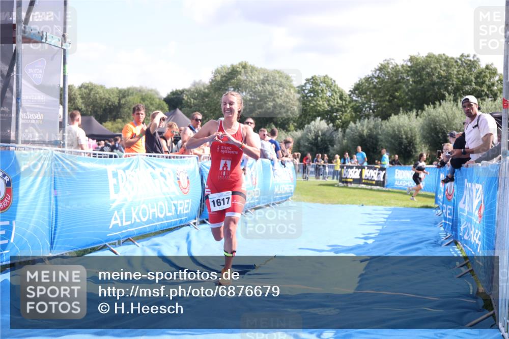 25.08.2024 - Elbe Triathlon Hamburg H.Heesch http://msf.ph/oto/6876679 25.08.2024 11:43:28 Ziel 1617 meine-sportfotos.de
