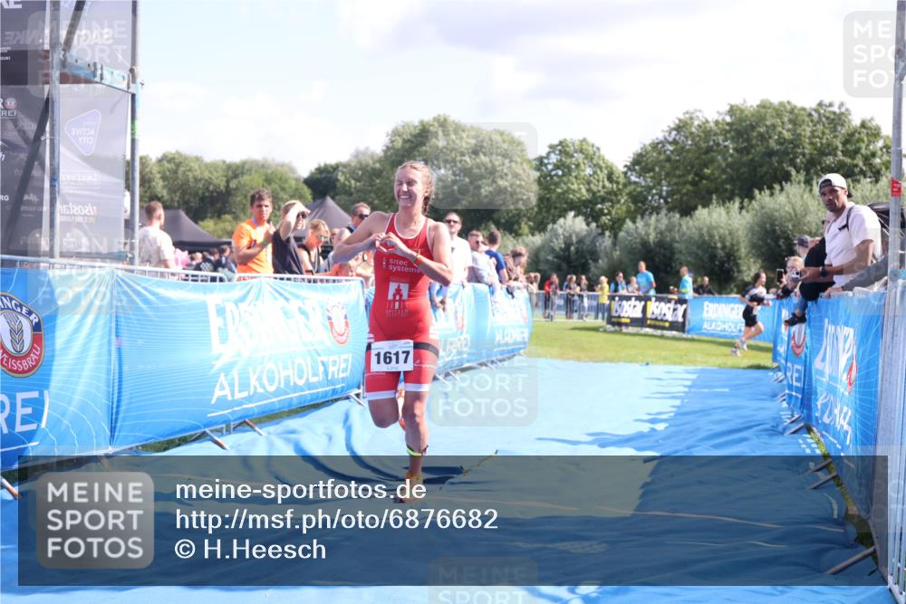 25.08.2024 - Elbe Triathlon Hamburg H.Heesch http://msf.ph/oto/6876682 25.08.2024 11:43:28 Ziel 1617 meine-sportfotos.de