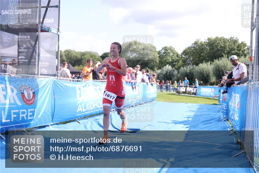 25.08.2024 - Elbe Triathlon Hamburg H.Heesch http://msf.ph/oto/6876691 25.08.2024 11:43:28 Ziel 1617 meine-sportfotos.de