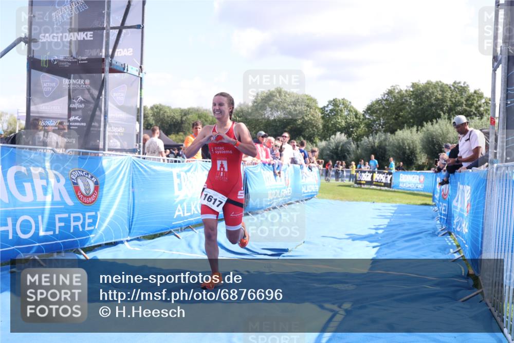 25.08.2024 - Elbe Triathlon Hamburg H.Heesch http://msf.ph/oto/6876696 25.08.2024 11:43:28 Ziel 1617 meine-sportfotos.de