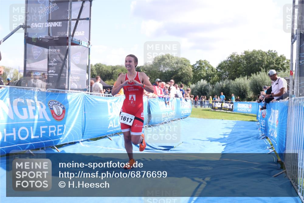 25.08.2024 - Elbe Triathlon Hamburg H.Heesch http://msf.ph/oto/6876699 25.08.2024 11:43:28 Ziel 1617 meine-sportfotos.de
