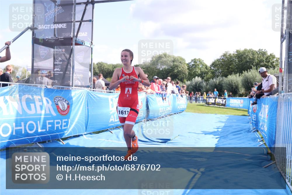 25.08.2024 - Elbe Triathlon Hamburg H.Heesch http://msf.ph/oto/6876702 25.08.2024 11:43:28 Ziel 1617 meine-sportfotos.de