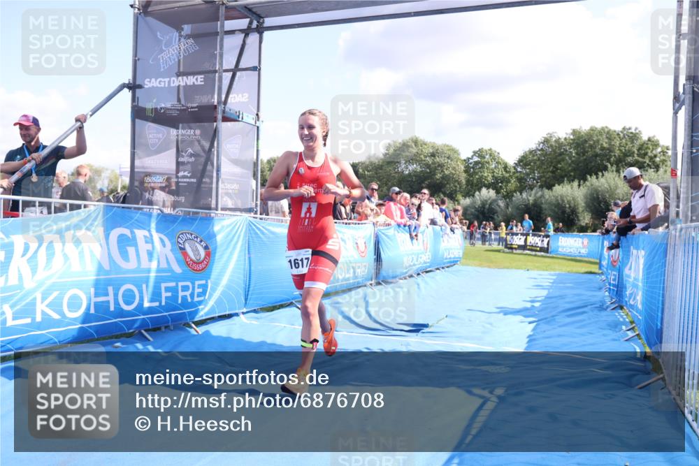 25.08.2024 - Elbe Triathlon Hamburg H.Heesch http://msf.ph/oto/6876708 25.08.2024 11:43:28 Ziel 1617 meine-sportfotos.de