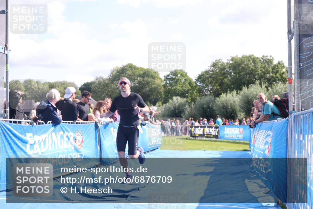 25.08.2024 - Elbe Triathlon Hamburg H.Heesch http://msf.ph/oto/6876709 25.08.2024 11:18:04 Ziel 363 meine-sportfotos.de