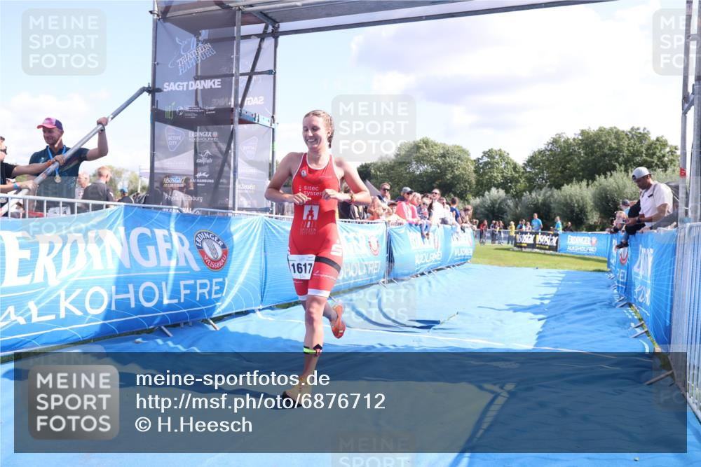 25.08.2024 - Elbe Triathlon Hamburg H.Heesch http://msf.ph/oto/6876712 25.08.2024 11:43:28 Ziel 1617 meine-sportfotos.de