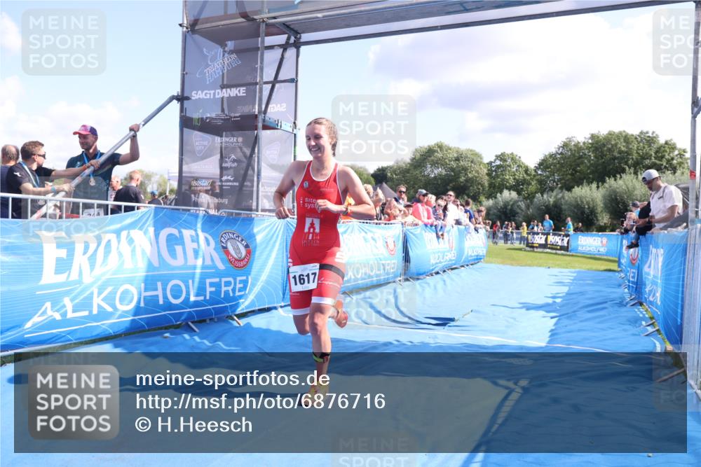 25.08.2024 - Elbe Triathlon Hamburg H.Heesch http://msf.ph/oto/6876716 25.08.2024 11:43:28 Ziel 1617 meine-sportfotos.de