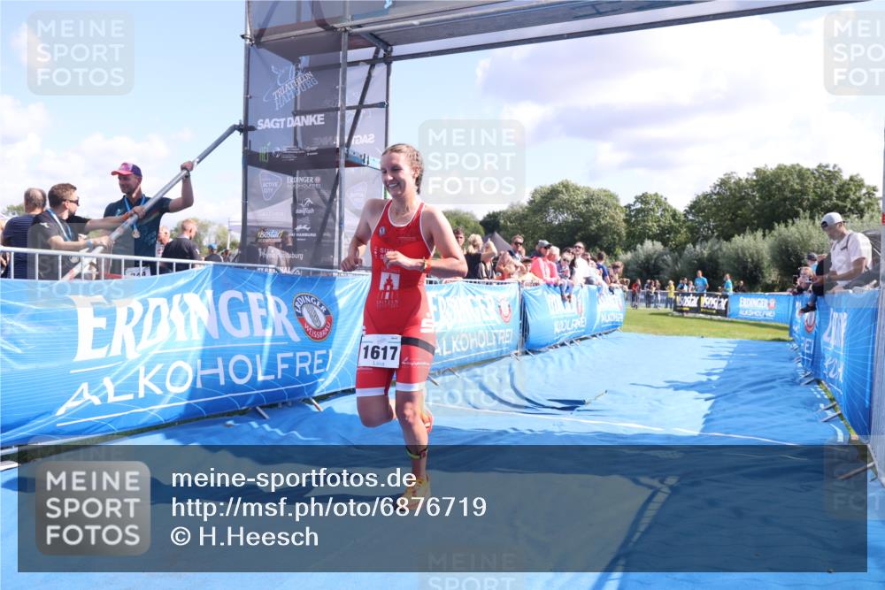 25.08.2024 - Elbe Triathlon Hamburg H.Heesch http://msf.ph/oto/6876719 25.08.2024 11:43:29 Ziel 1617 meine-sportfotos.de