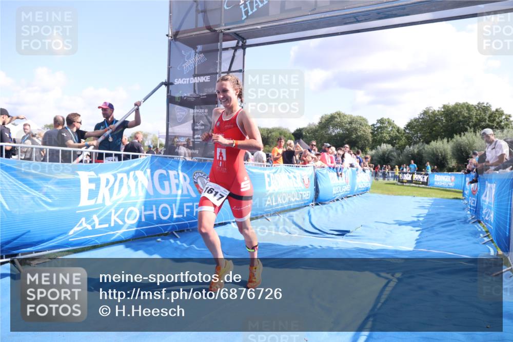 25.08.2024 - Elbe Triathlon Hamburg H.Heesch http://msf.ph/oto/6876726 25.08.2024 11:43:29 Ziel 1617 meine-sportfotos.de