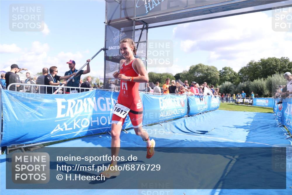 25.08.2024 - Elbe Triathlon Hamburg H.Heesch http://msf.ph/oto/6876729 25.08.2024 11:43:29 Ziel 1617 meine-sportfotos.de