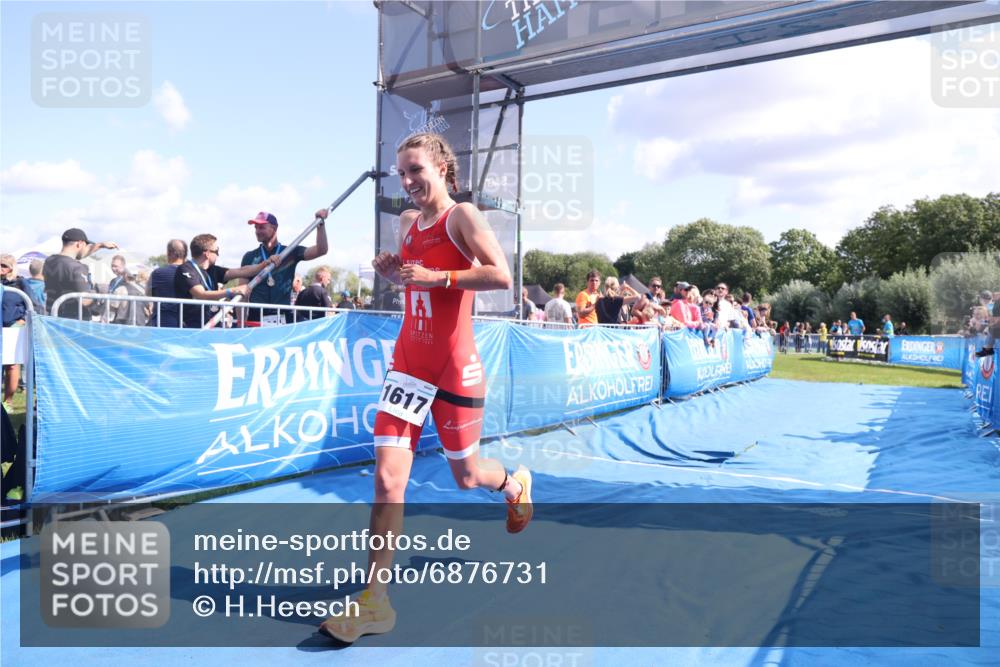 25.08.2024 - Elbe Triathlon Hamburg H.Heesch http://msf.ph/oto/6876731 25.08.2024 11:43:29 Ziel 1617 meine-sportfotos.de