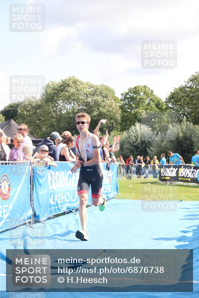 25.08.2024 - Elbe Triathlon Hamburg H.Heesch http://msf.ph/oto/6876738 25.08.2024 11:44:09 Ziel 1712 meine-sportfotos.de