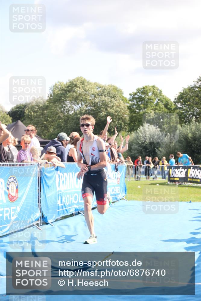 25.08.2024 - Elbe Triathlon Hamburg H.Heesch http://msf.ph/oto/6876740 25.08.2024 11:44:09 Ziel 1712 meine-sportfotos.de