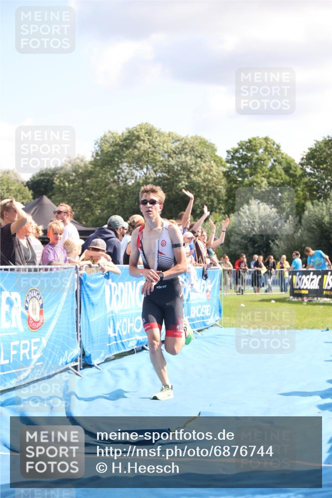 25.08.2024 - Elbe Triathlon Hamburg H.Heesch http://msf.ph/oto/6876744 25.08.2024 11:44:09 Ziel 1712 meine-sportfotos.de