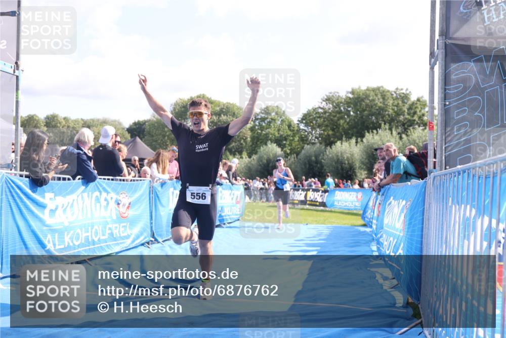 25.08.2024 - Elbe Triathlon Hamburg H.Heesch http://msf.ph/oto/6876762 25.08.2024 11:18:14 Ziel 123, 556 meine-sportfotos.de