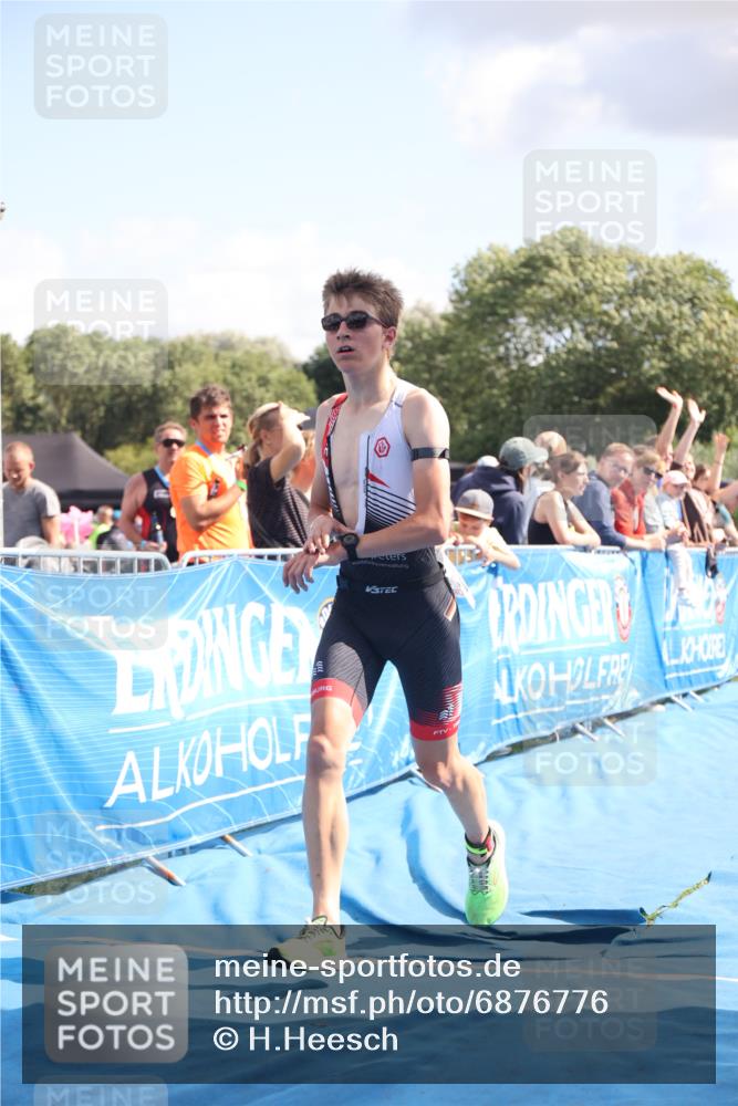 25.08.2024 - Elbe Triathlon Hamburg H.Heesch http://msf.ph/oto/6876776 25.08.2024 11:44:09 Ziel 1712 meine-sportfotos.de
