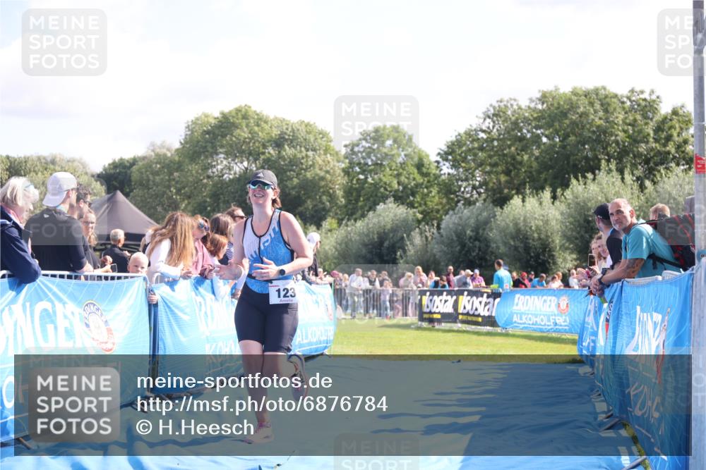 25.08.2024 - Elbe Triathlon Hamburg H.Heesch http://msf.ph/oto/6876784 25.08.2024 11:18:17 Ziel 123, 556 meine-sportfotos.de