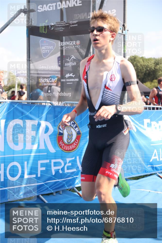 25.08.2024 - Elbe Triathlon Hamburg H.Heesch http://msf.ph/oto/6876810 25.08.2024 11:44:10 Ziel 1712 meine-sportfotos.de