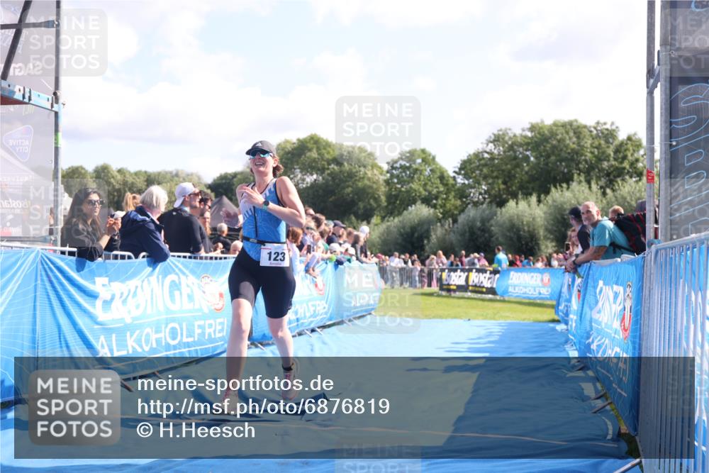 25.08.2024 - Elbe Triathlon Hamburg H.Heesch http://msf.ph/oto/6876819 25.08.2024 11:18:17 Ziel 123, 556 meine-sportfotos.de