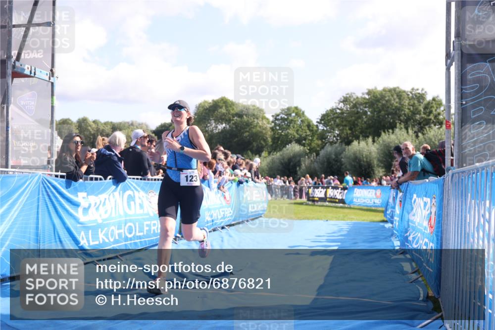 25.08.2024 - Elbe Triathlon Hamburg H.Heesch http://msf.ph/oto/6876821 25.08.2024 11:18:18 Ziel 123, 556 meine-sportfotos.de