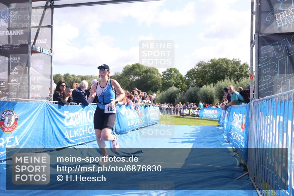 25.08.2024 - Elbe Triathlon Hamburg H.Heesch http://msf.ph/oto/6876830 25.08.2024 11:18:18 Ziel 123, 556 meine-sportfotos.de