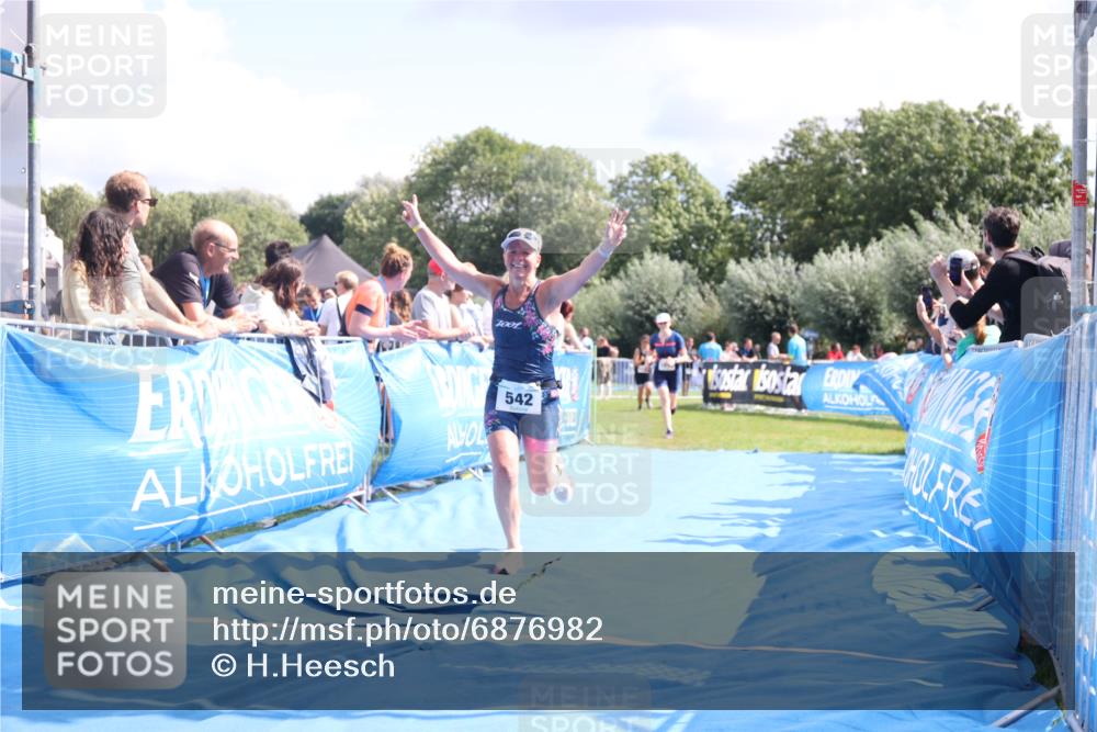 25.08.2024 - Elbe Triathlon Hamburg H.Heesch http://msf.ph/oto/6876982 25.08.2024 12:08:11 Ziel 542, 1524, 1678 meine-sportfotos.de
