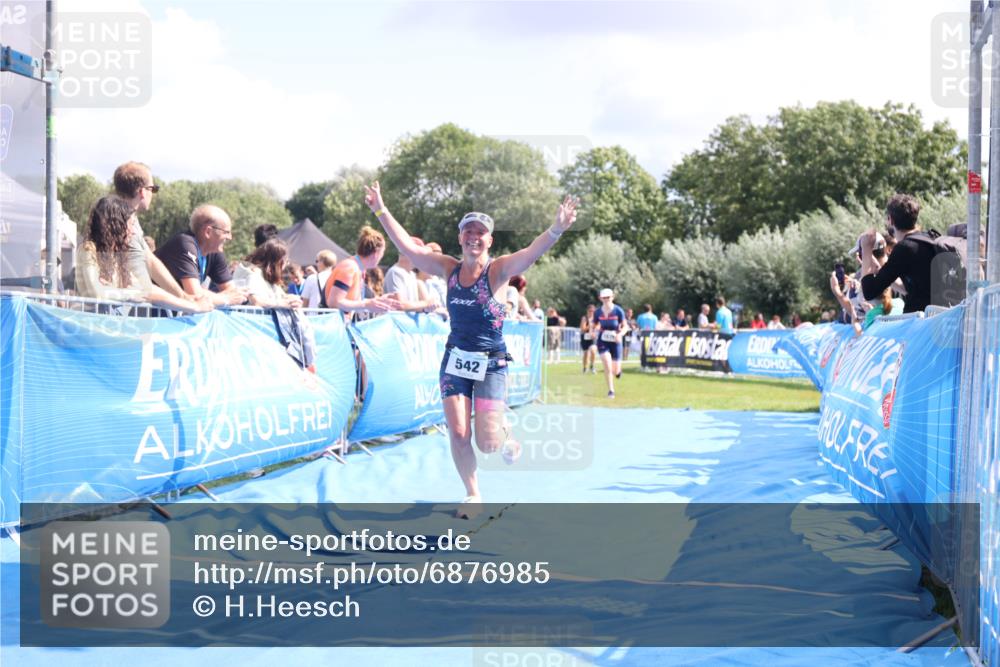 25.08.2024 - Elbe Triathlon Hamburg H.Heesch http://msf.ph/oto/6876985 25.08.2024 12:08:11 Ziel 542, 1524, 1678 meine-sportfotos.de