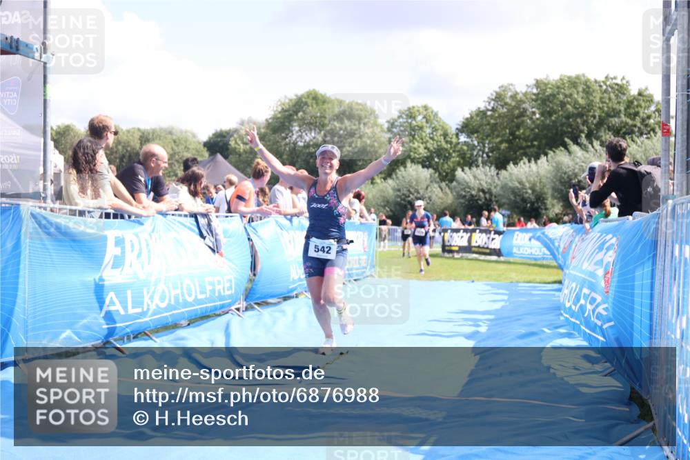 25.08.2024 - Elbe Triathlon Hamburg H.Heesch http://msf.ph/oto/6876988 25.08.2024 12:08:11 Ziel 542, 1524, 1678 meine-sportfotos.de