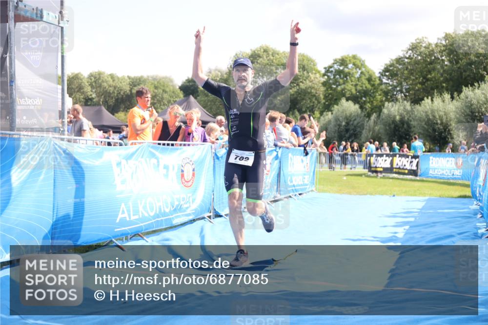25.08.2024 - Elbe Triathlon Hamburg H.Heesch http://msf.ph/oto/6877085 25.08.2024 11:45:17 Ziel 760, 782 meine-sportfotos.de