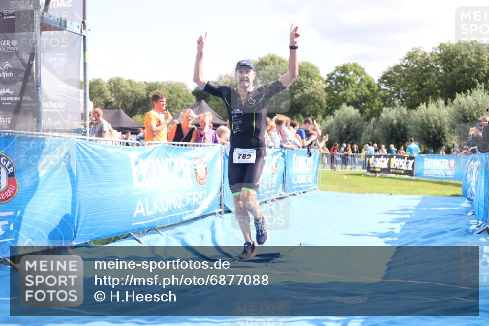25.08.2024 - Elbe Triathlon Hamburg H.Heesch http://msf.ph/oto/6877088 25.08.2024 11:45:17 Ziel 760, 782 meine-sportfotos.de