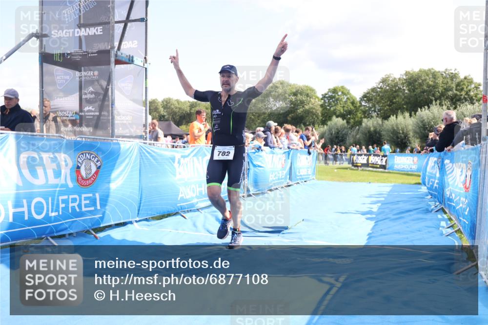 25.08.2024 - Elbe Triathlon Hamburg H.Heesch http://msf.ph/oto/6877108 25.08.2024 11:45:17 Ziel 760, 782 meine-sportfotos.de
