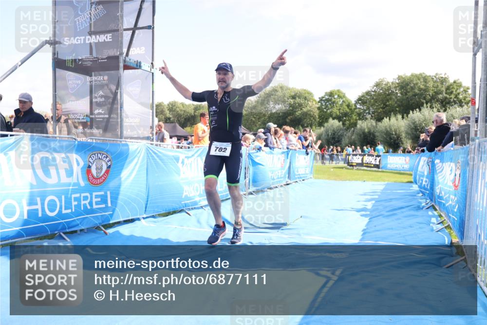 25.08.2024 - Elbe Triathlon Hamburg H.Heesch http://msf.ph/oto/6877111 25.08.2024 11:45:17 Ziel 760, 782 meine-sportfotos.de