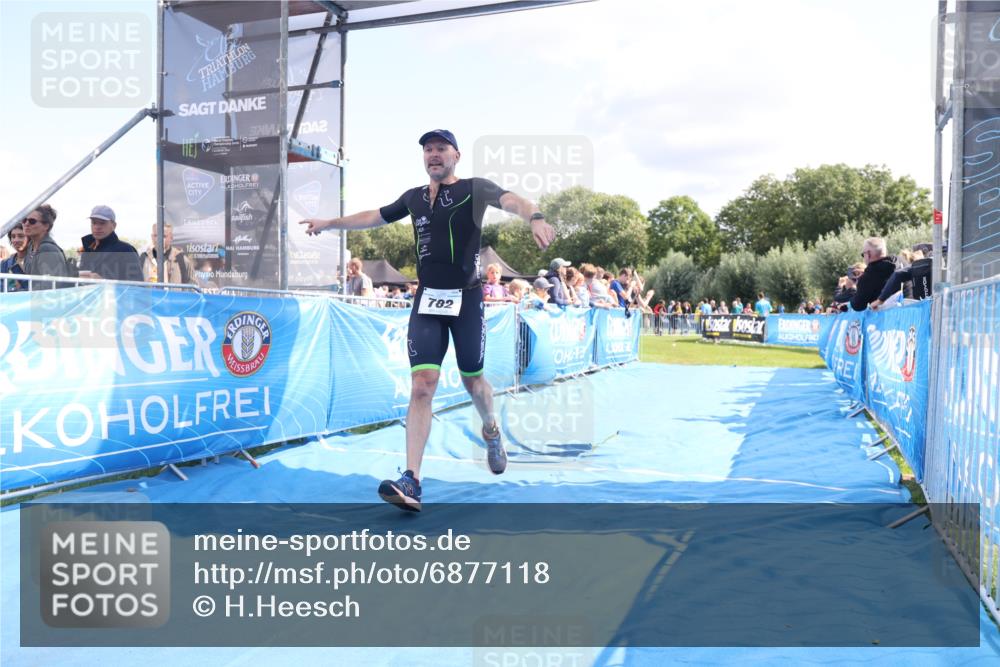 25.08.2024 - Elbe Triathlon Hamburg H.Heesch http://msf.ph/oto/6877118 25.08.2024 11:45:17 Ziel 760, 782 meine-sportfotos.de
