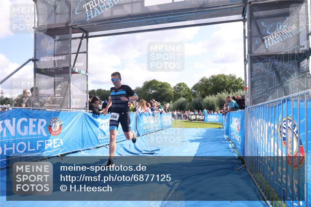 25.08.2024 - Elbe Triathlon Hamburg H.Heesch http://msf.ph/oto/6877125 25.08.2024 11:18:55 Ziel 658 meine-sportfotos.de