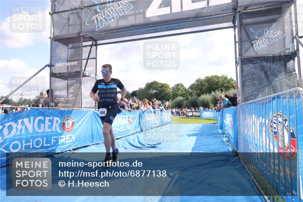 25.08.2024 - Elbe Triathlon Hamburg H.Heesch http://msf.ph/oto/6877138 25.08.2024 11:18:56 Ziel 658 meine-sportfotos.de
