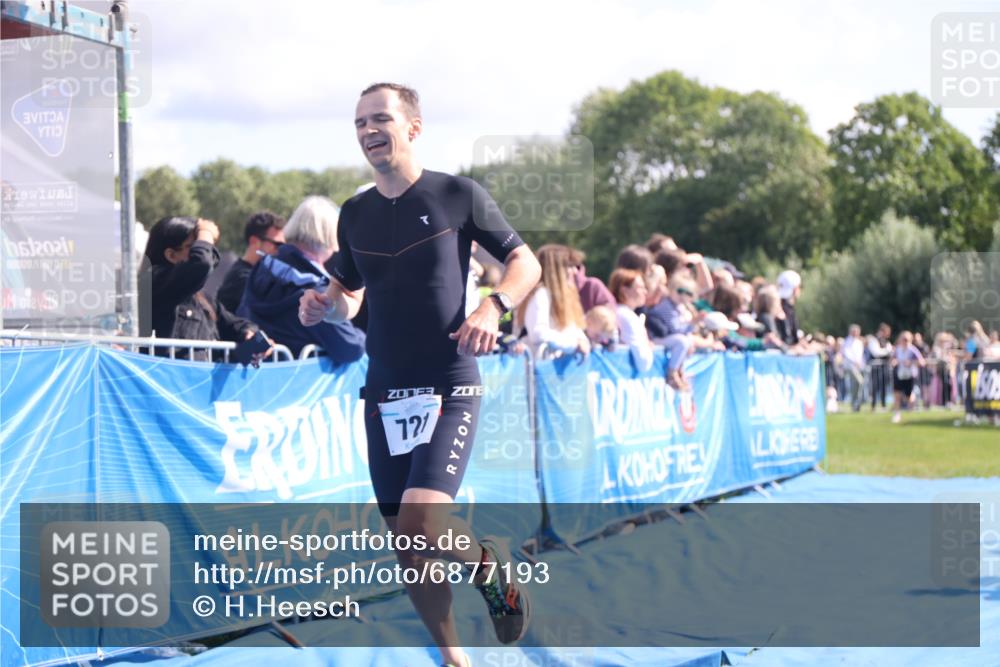 25.08.2024 - Elbe Triathlon Hamburg H.Heesch http://msf.ph/oto/6877193 25.08.2024 11:19:09 Ziel 721 meine-sportfotos.de
