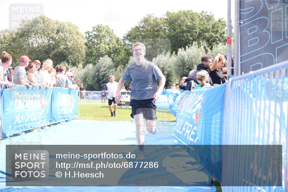 25.08.2024 - Elbe Triathlon Hamburg H.Heesch http://msf.ph/oto/6877286 25.08.2024 12:08:39 Ziel 704, 1423 meine-sportfotos.de