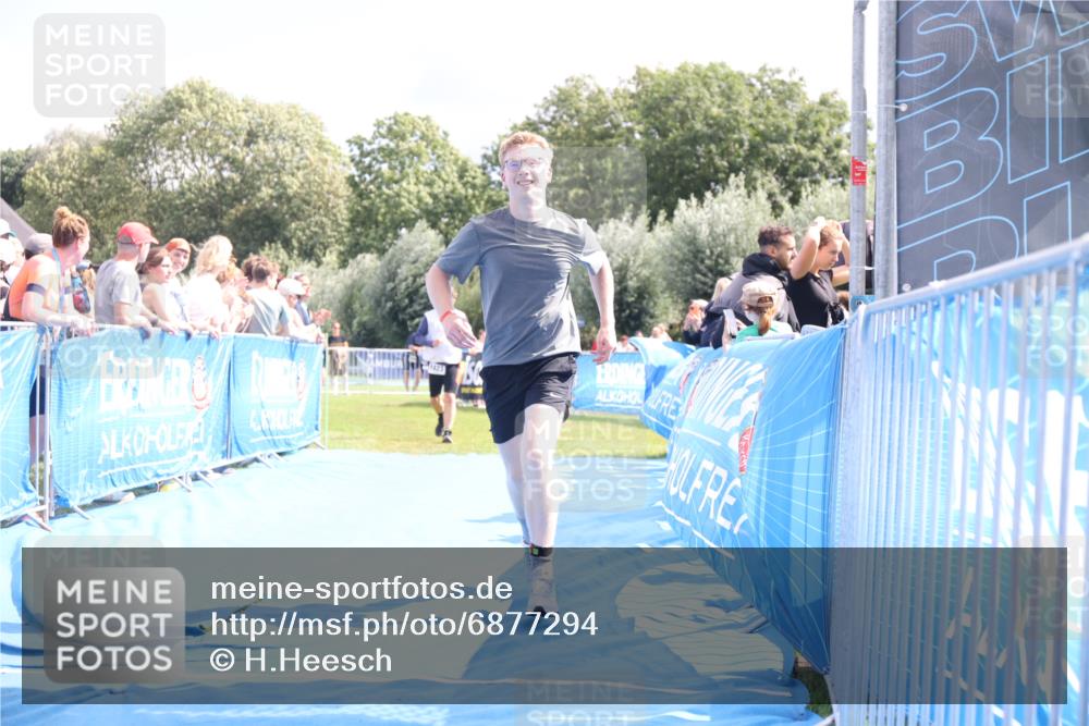 25.08.2024 - Elbe Triathlon Hamburg H.Heesch http://msf.ph/oto/6877294 25.08.2024 12:08:39 Ziel 704, 1423 meine-sportfotos.de