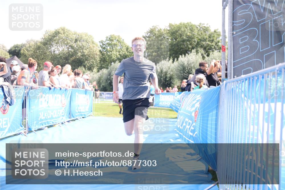25.08.2024 - Elbe Triathlon Hamburg H.Heesch http://msf.ph/oto/6877303 25.08.2024 12:08:39 Ziel 704, 1423 meine-sportfotos.de